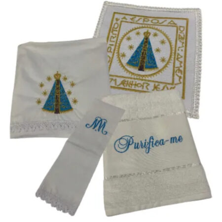 A Alfaia Mariana foi inspirada na pureza e na delicadeza de Nossa Senhora. Confeccionada com tecido de alta qualidade, acabamento refinado e bordados que remetem à fé e à devoção mariana, esta peça traz beleza e sacralidade ao altar.